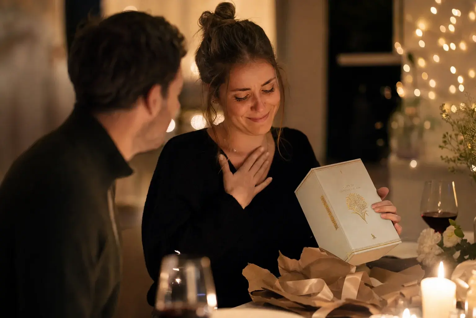 Elle découvre son roman, émue, lors d'un dîner aux chandelles